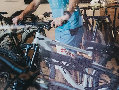 bikeshop2-mit-charly-c-biohotel-rupertus-leogang-dsf8583-fotoheldentheather-1