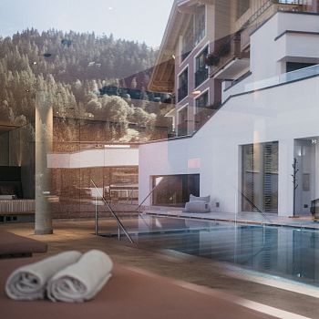 Der Indoor & Outdoorpool im Wellnessbereich von Rupertus