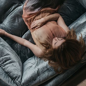 Frau auf Sofa im Ruheraum