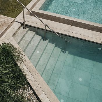 Der Indoor & Outdoorpool im Wellnessbereich von Rupertus