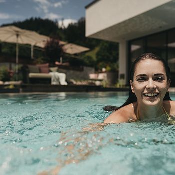 Der Indoor & Outdoorpool im Wellnessbereich von Rupertus